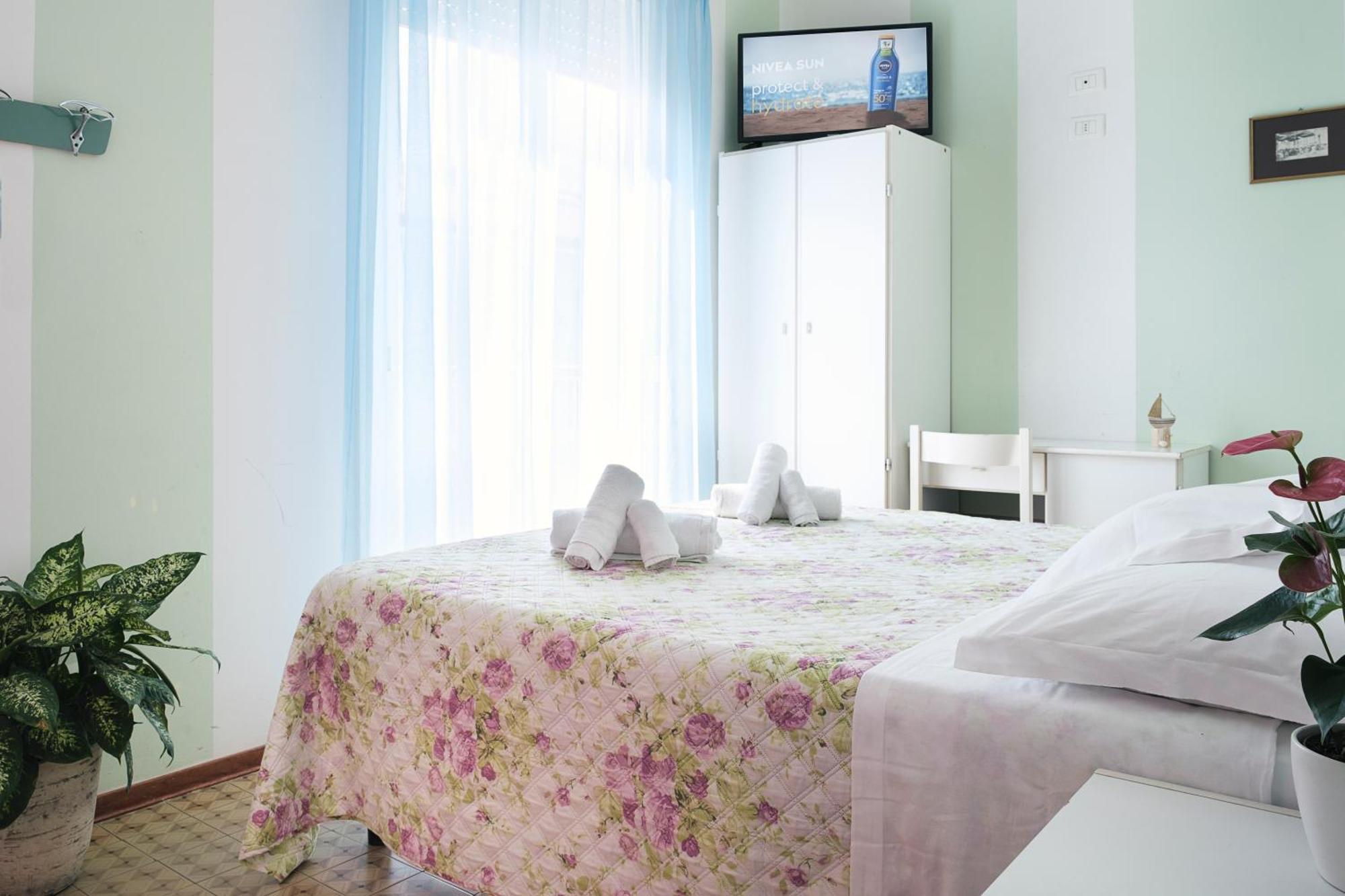 Hotel Cheri Rimini Kültér fotó