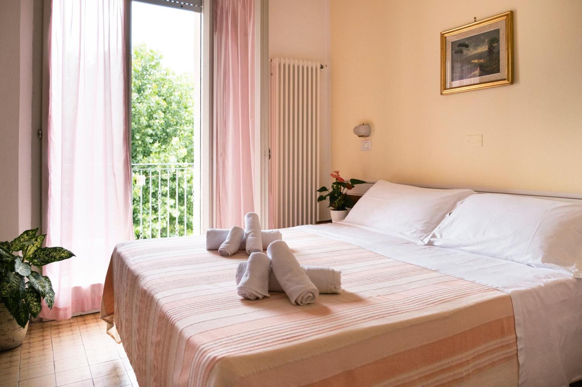 Hotel Cheri Rimini Kültér fotó
