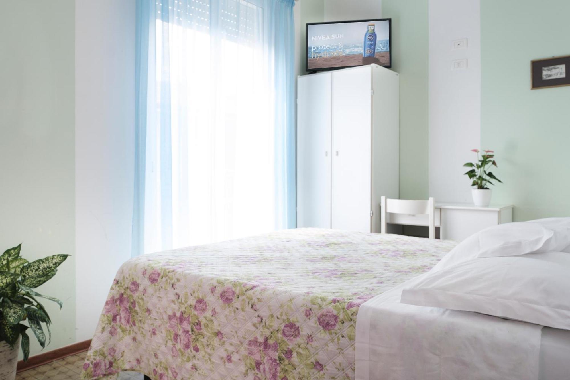 Hotel Cheri Rimini Kültér fotó