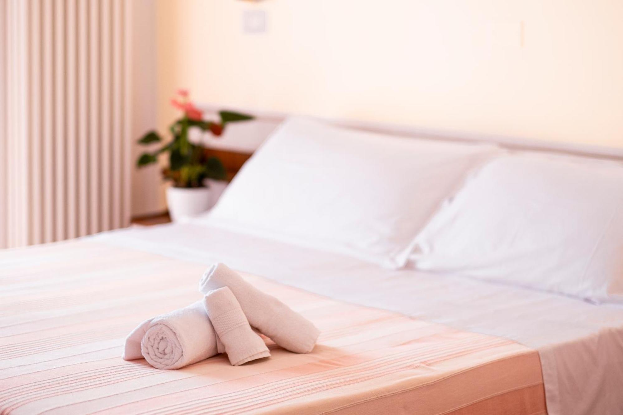 Hotel Cheri Rimini Kültér fotó